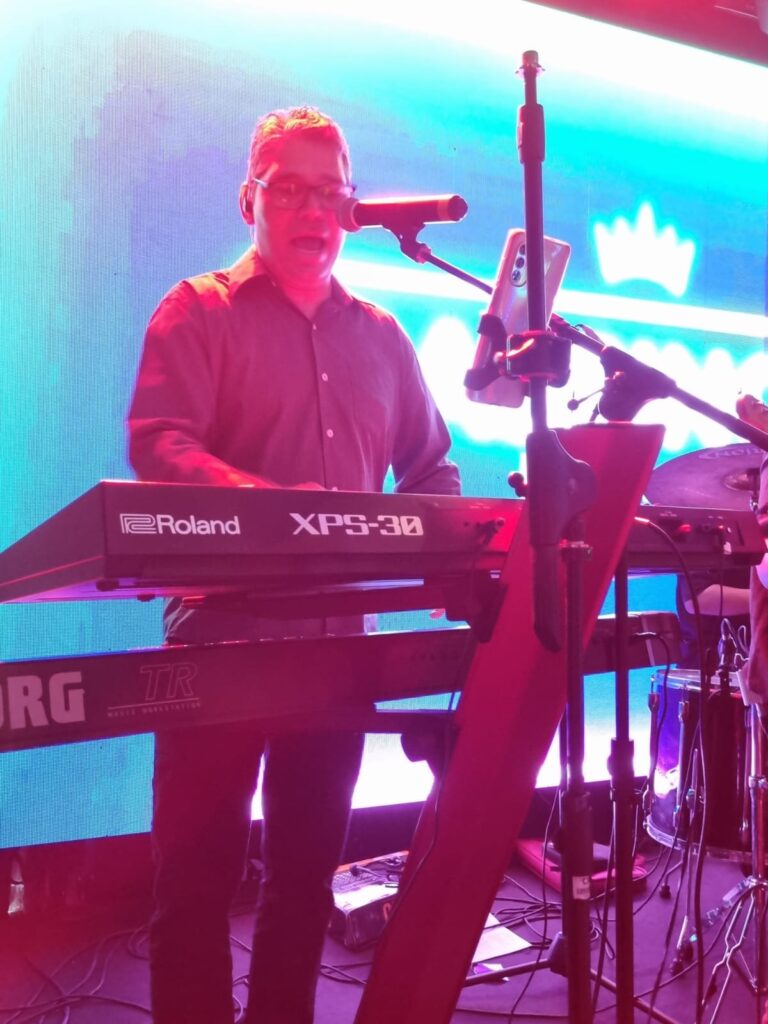 Foto do tecladista da Banda Cassino Mix - Filipe Oliveira