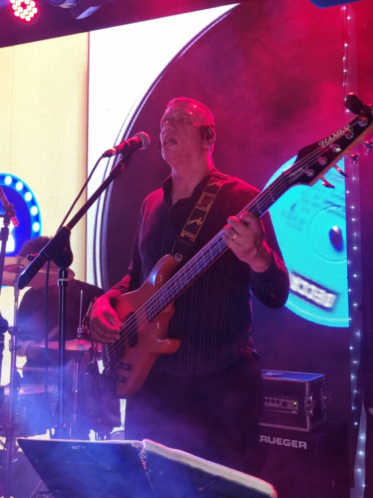 Foto do baixista da Banda Cassino Mix - Marcelo Barbosa