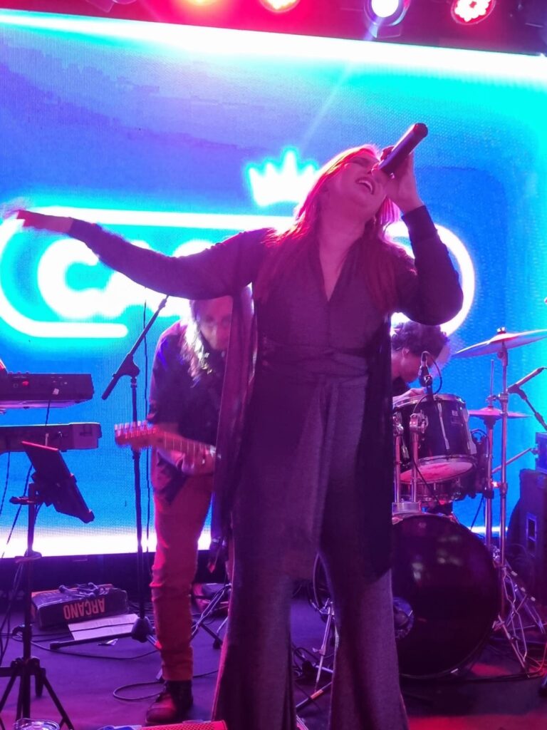 Foto da cantora da banda Cassino Mix - Luciana Spedo